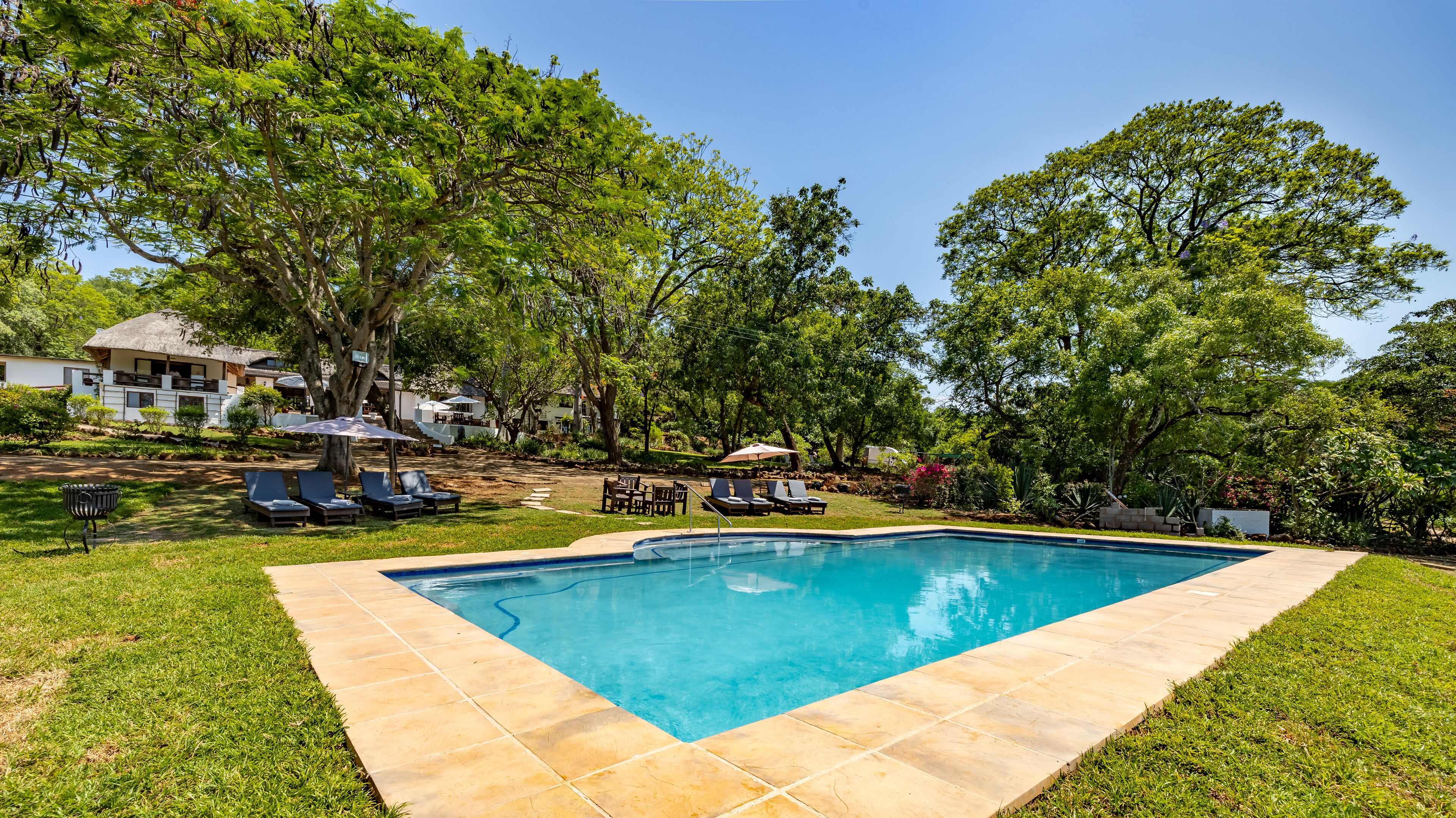 2 buitenzwembaden, parasols voor strand/zwembad