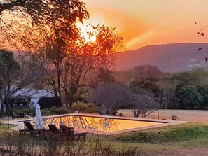 2 albercas al aire libre, sombrillas en la alberca y camastros