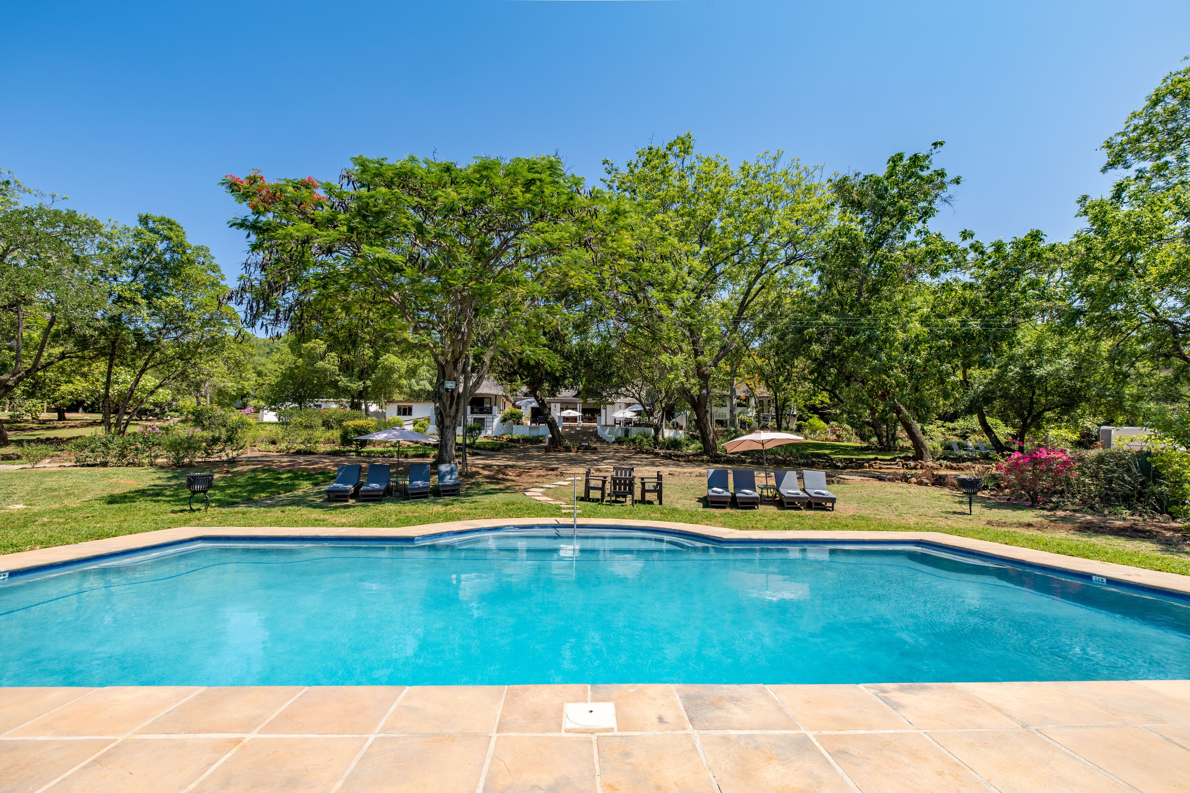 2 buitenzwembaden, parasols voor strand/zwembad