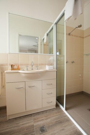 Deluxe Double Room, 1 King Bed, Non Smoking | Bathroom | Free toiletries, hair dryer, bathrobes, towels - Batemans Bay Manor (North Batemans Bay)