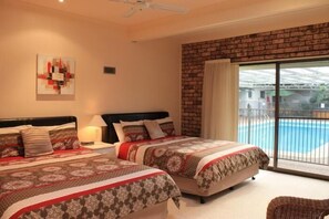 Premium bedding, in-room safe, individually decorated - Batemans Bay Manor (North Batemans Bay)