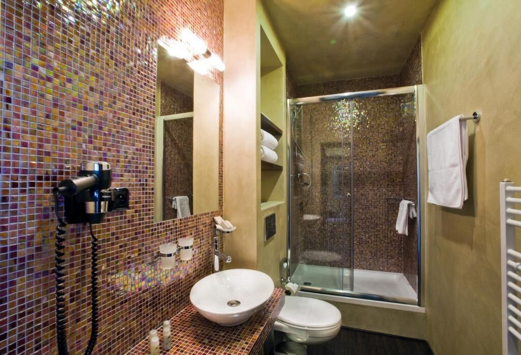 shower, free toiletries, slippers, towels