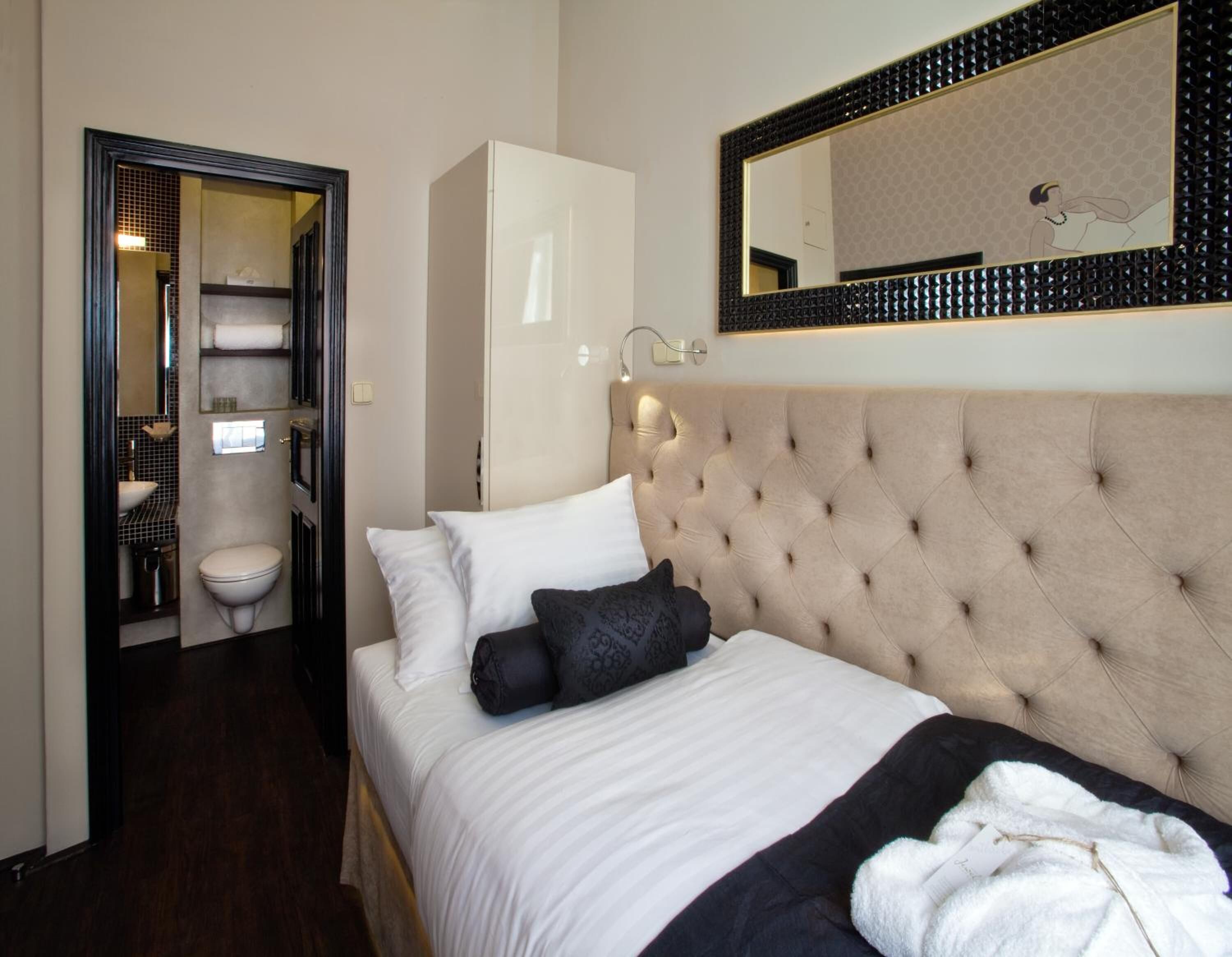 single room | minibar, in-room safe, desk, iron/ironing board