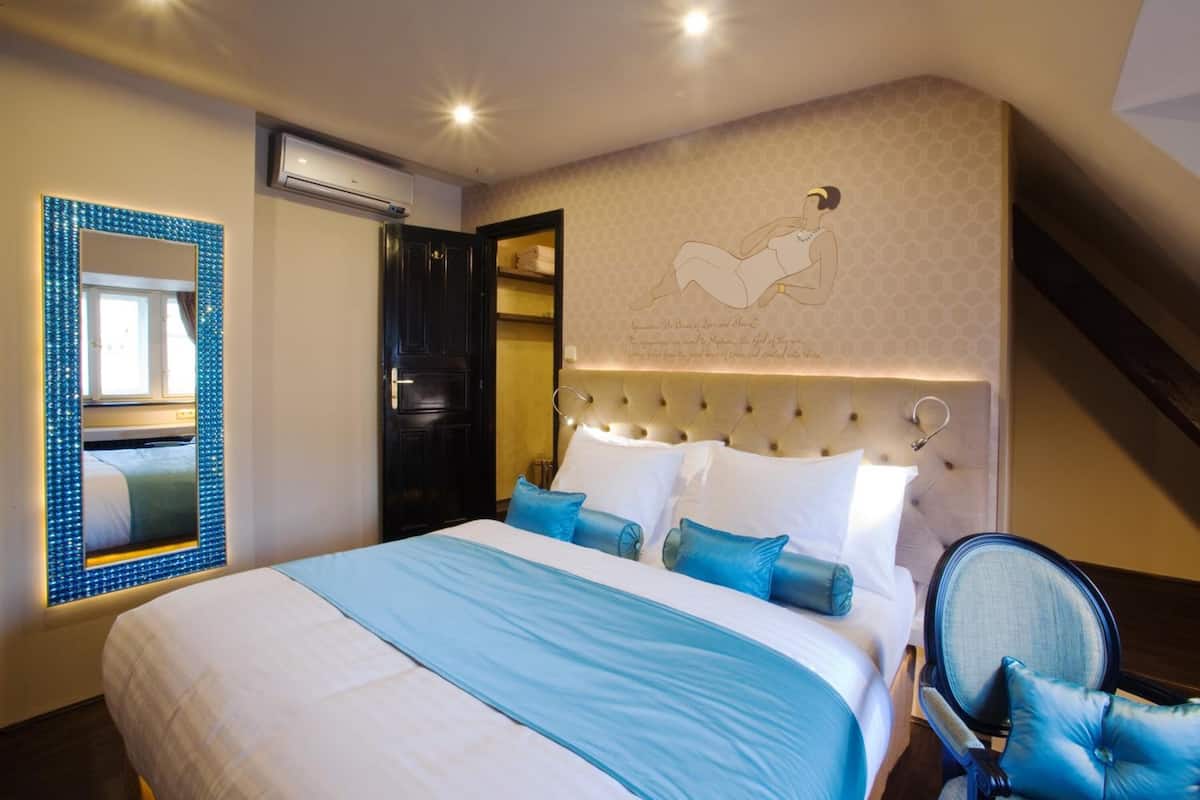 Business Double Room | Minibar, in-room safe, desk, iron/ironing board