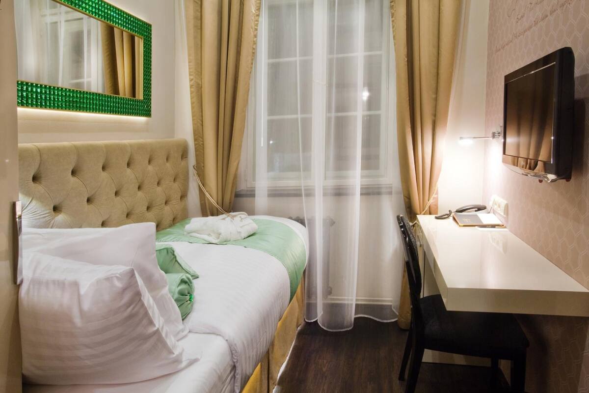 Single Room | Minibar, in-room safe, desk, iron/ironing board