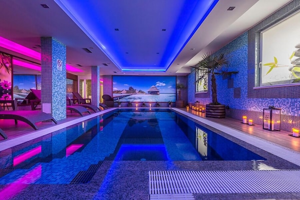 Hot tub, steam room