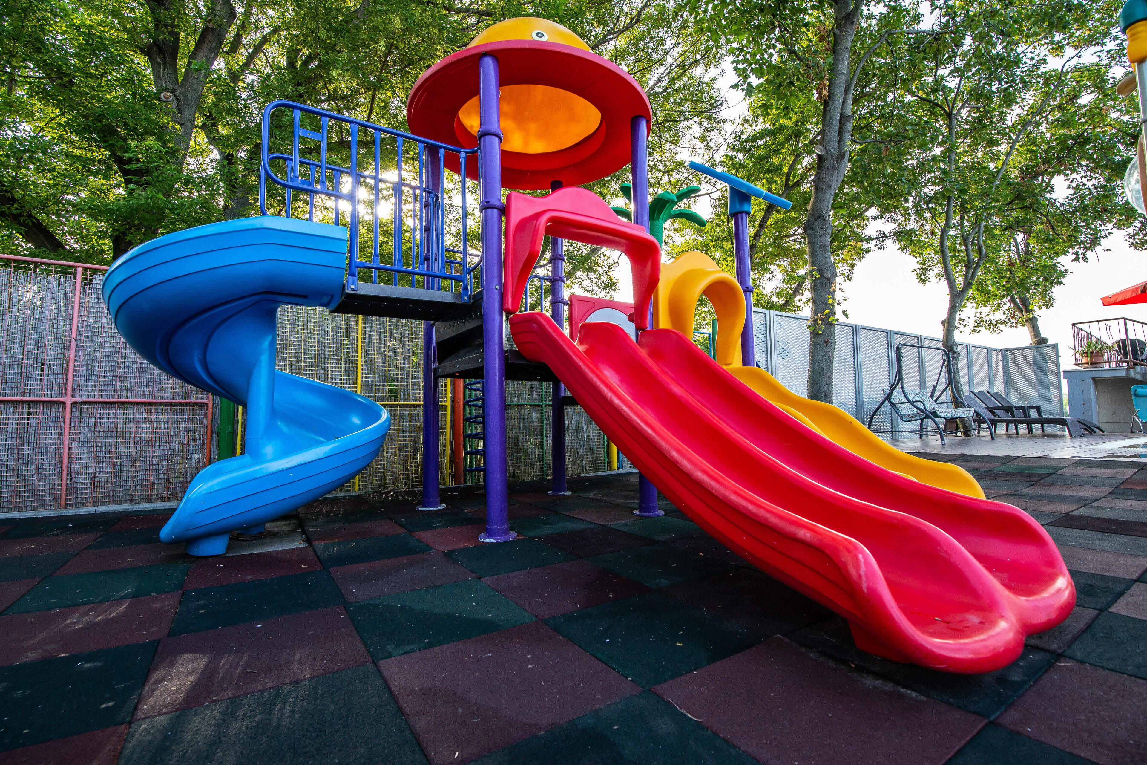 Un parque infantil con toboganes y una estructura para escalar.