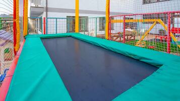 Un trampolín con red de protección.