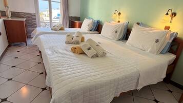Comfort-Dreibettzimmer, Talblick | Hochwertige Bettwaren, Daunenbettdecken, Pillowtop-Betten, Minibar