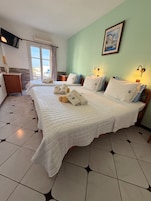 Quarto triplo conforto, vista para o vale | Roupas de cama premium, edredons de pluma, camas com colchões pillow-top