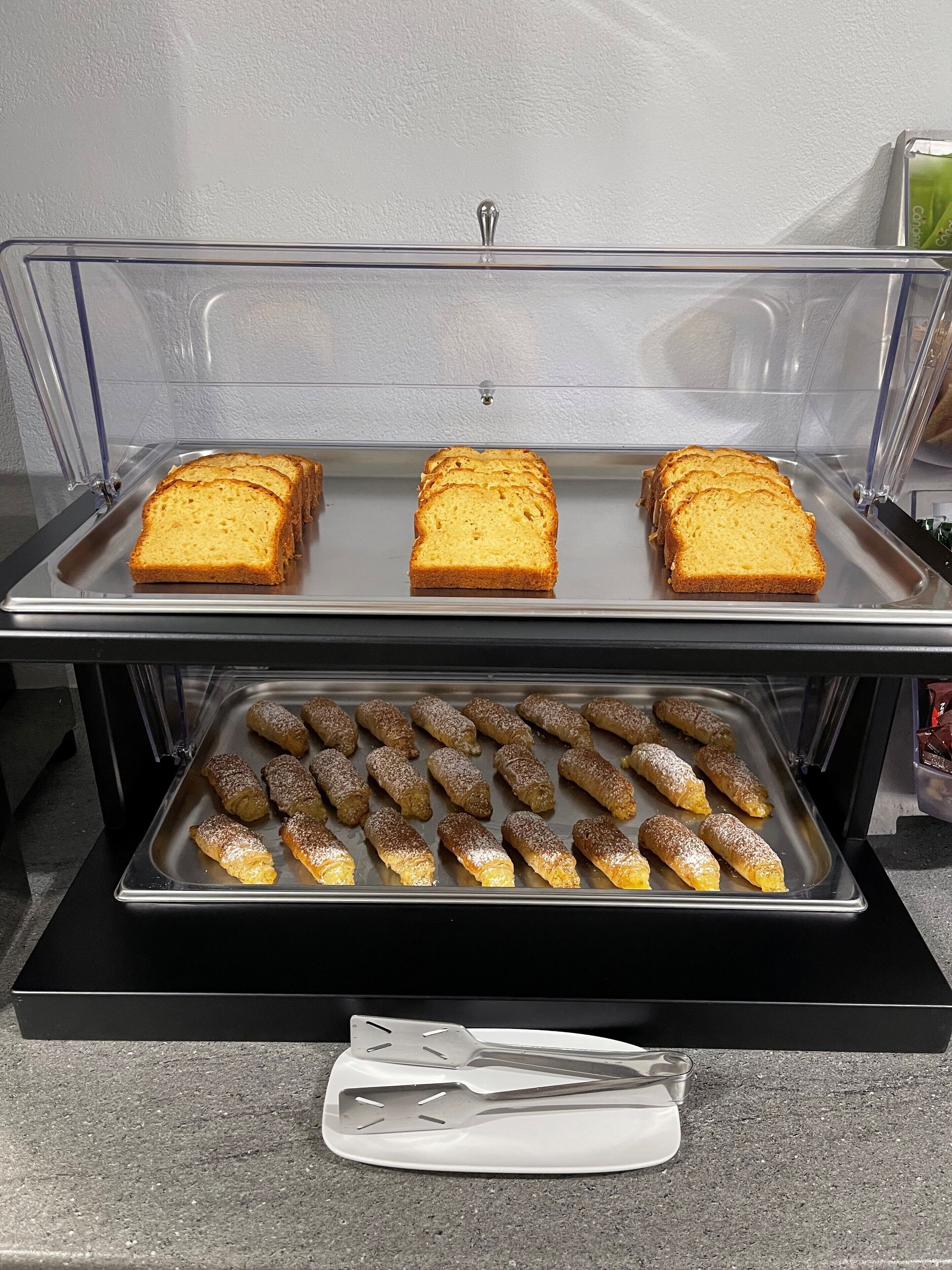 Ein Buffet mit Brot und Gebäck.