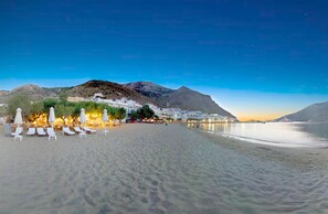 Perto da praia, guarda-sóis, toalhas de praia 