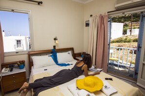 Chambre Confort, vue sur la vallée | Literie de qualité, lit avec matelas à plateau-coussin, minibar