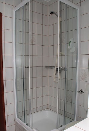 Douche, serviettes fournies
