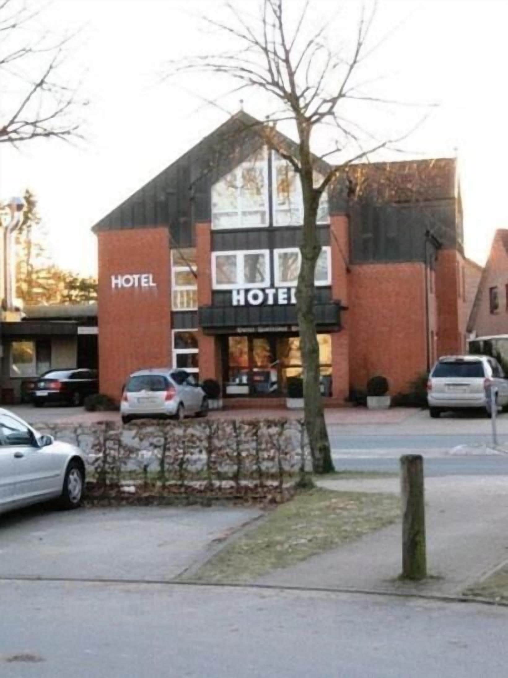 Ein Hotel mit Backsteinfassade, zahlreichen Fenstern und einem Schild mit der Aufschrift 'HOTEL'.