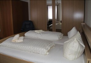 Double Room, 1 Double Bed | Desk, cots/infant beds, rollaway beds, free WiFi - Einfelder Hof (Neumuenster)