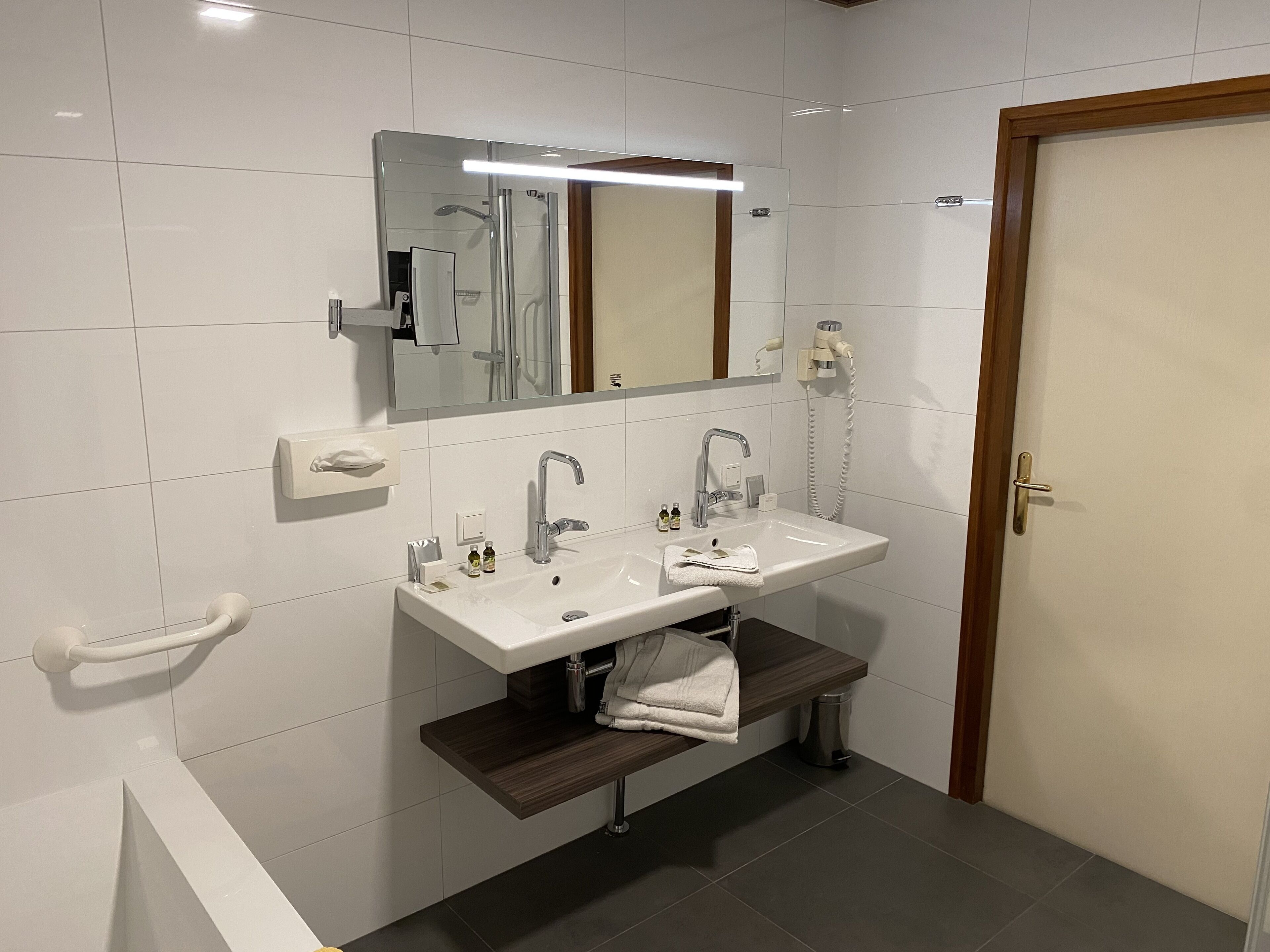 deluxe twin room | bathroom | free toiletries, hair dryer, towels