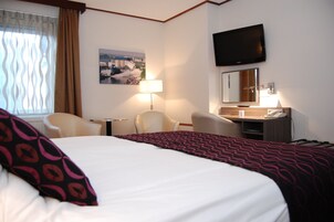 Twin Room | Desk, blackout drapes, iron/ironing board, cribs/infant beds