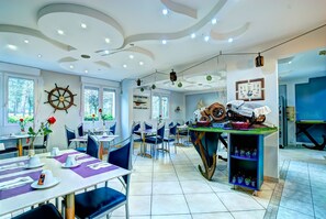 Sarapan ala kontinental setiap hari (EUR 12.00 per orang)