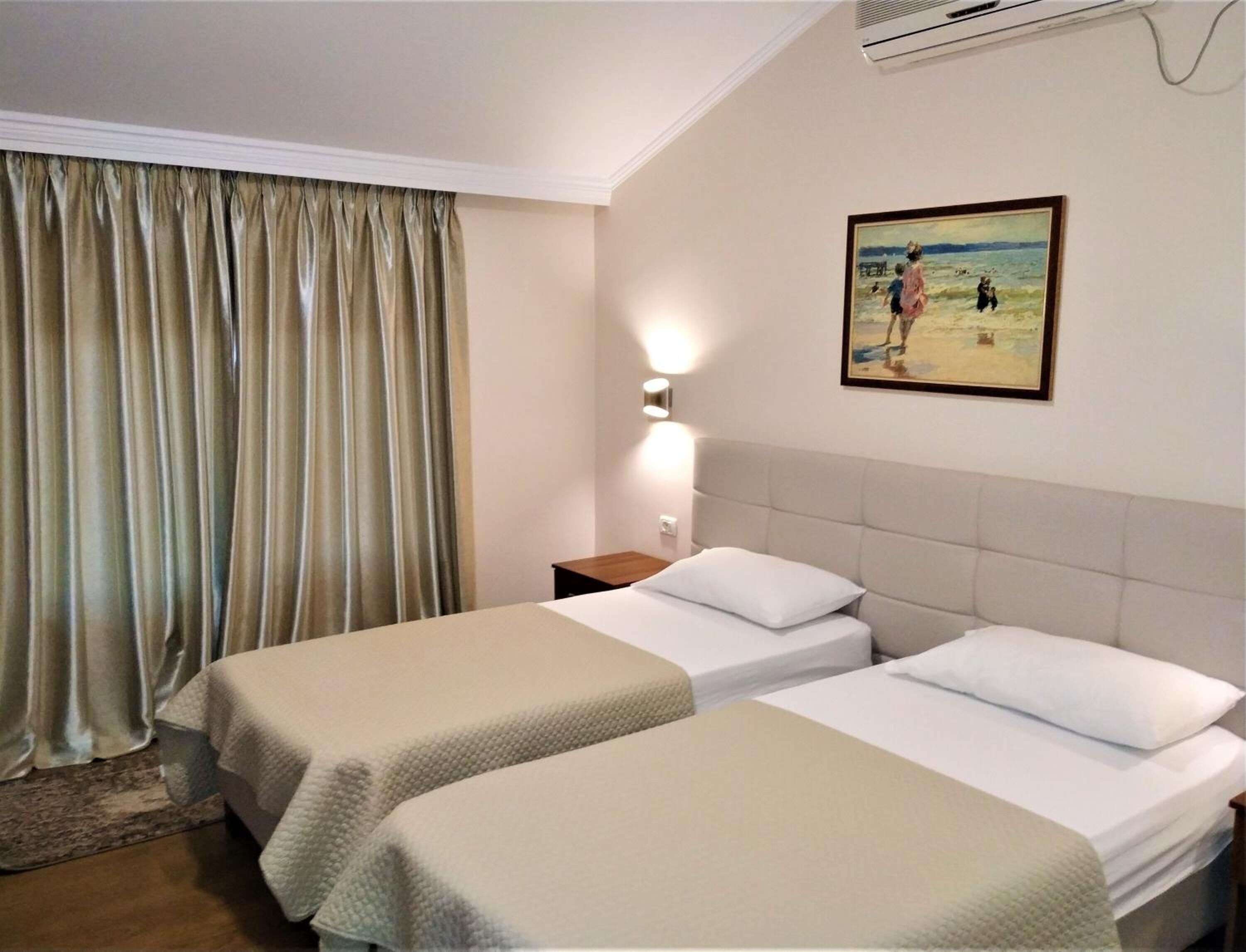 Skrivebord, blendingsgardiner, barnesenger og wi-fi (inkludert)