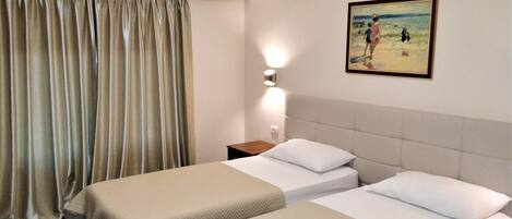 办公桌、遮光窗帘、婴儿床、免费 WiFi