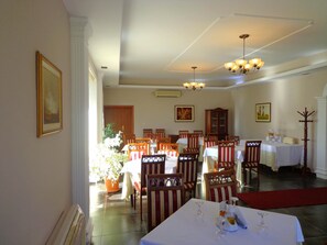 Phục vụ bữa sáng, bữa trưa, món địa phương và quốc tế, nhìn ra vườn