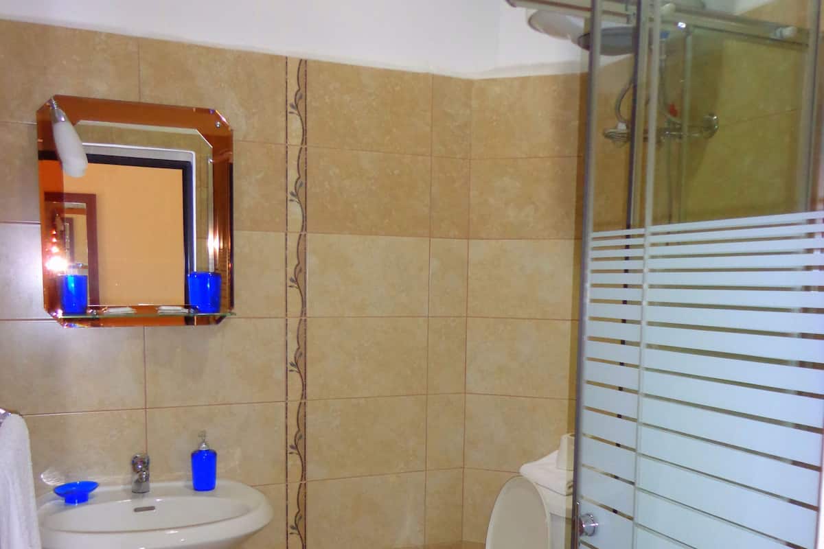 Ducha, artículos de tocador gratuitos, secador de pelo, pantuflas