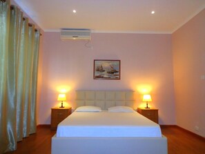 Phòng đôi | Bàn, màn/rèm cản sáng, nôi/giường cho trẻ sơ sinh (phụ phí)