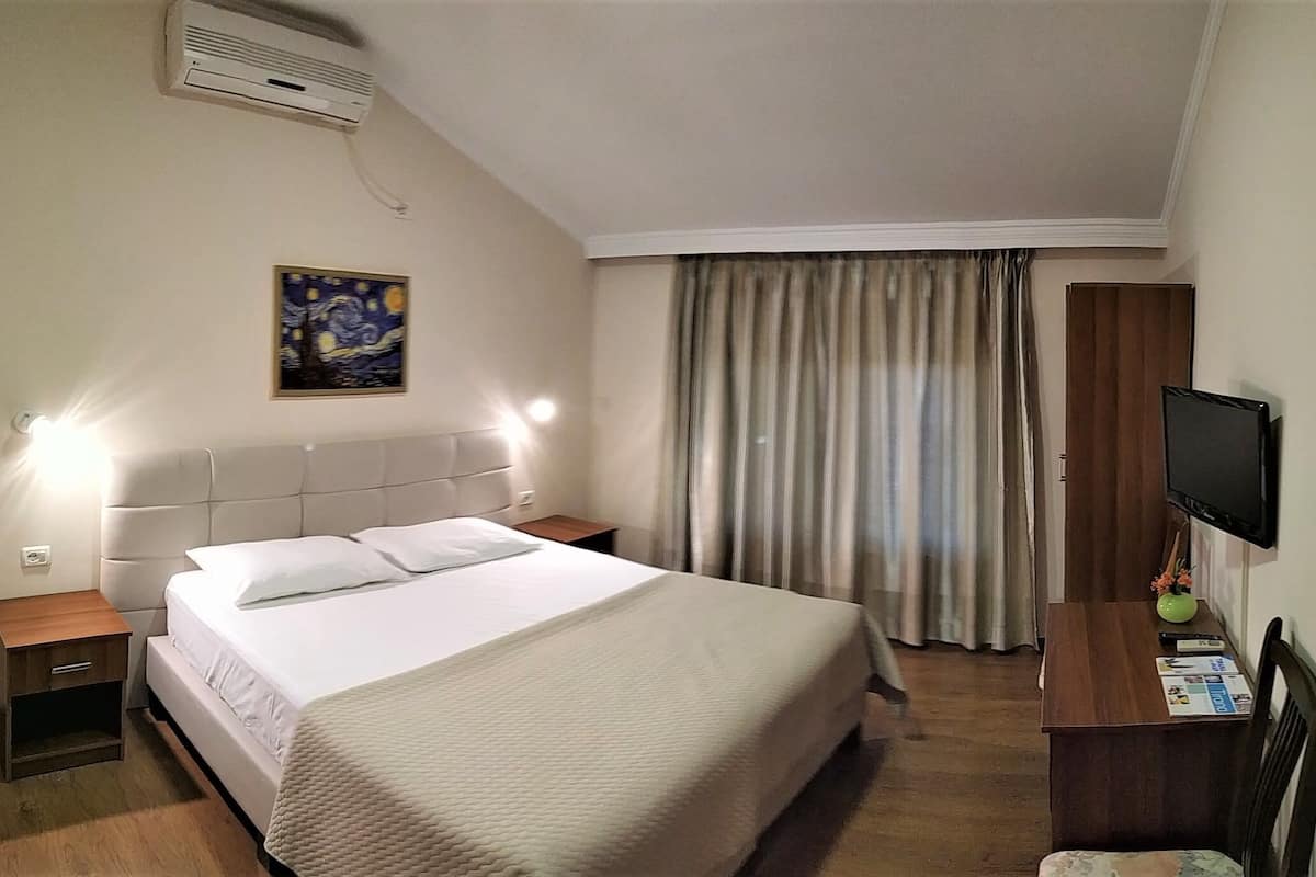 Escritorio, cortinas blackout, cunas y wifi gratis