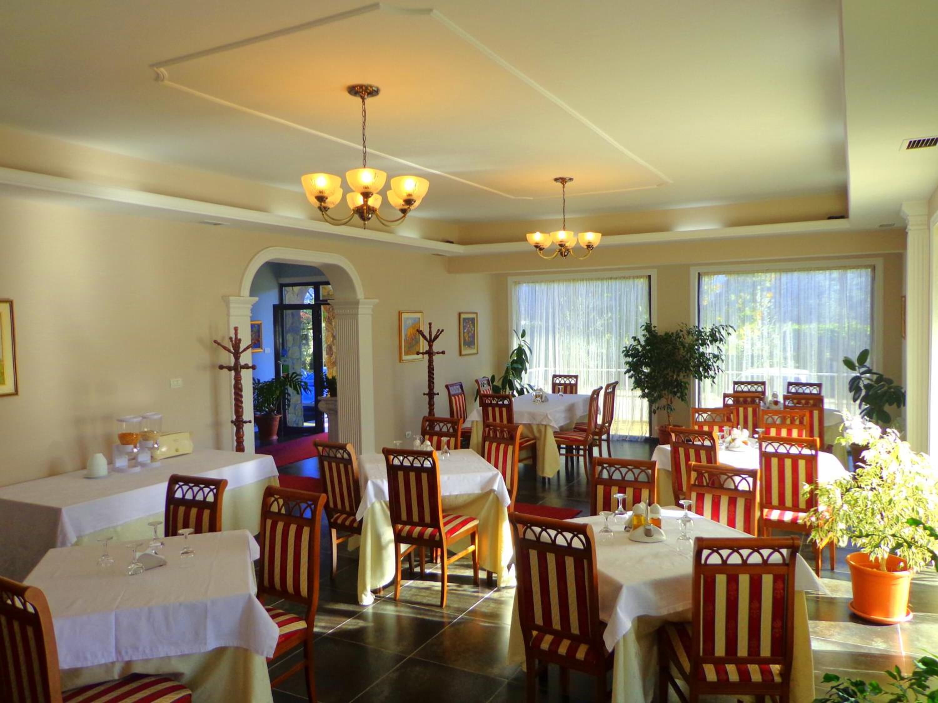 Frokost serveres, lokale og internasjonale retter, utsikt mot hagen 