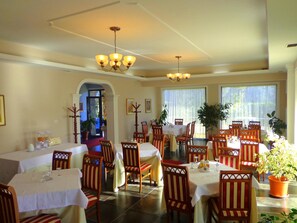 Petit déjeuner, déjeuner et dîner servis sur place, vue sur le jardin