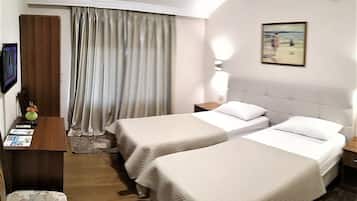 Standaard kamer | Een bureau, verduisterende gordijnen, babybedden, gratis wifi