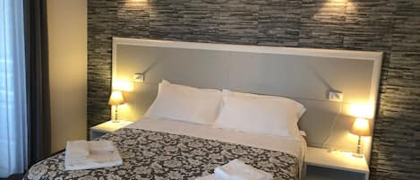 Comfort-Doppel- oder -Zweibettzimmer, 1 Schlafzimmer, mit Bad, Stadtblick | Italienische Bettbezüge von Frette, hochwertige Bettwaren