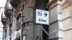 A street sign for 'Elios' with a directional arrow. - Elios Rooms (Catania)
