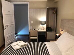 Frette Italian sheets, premium bedding, down duvets, in-room safe - Elios Rooms (Catania)