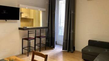 Monolocale comfort | Area soggiorno | TV LED 32 pollici con canali via cavo, TV