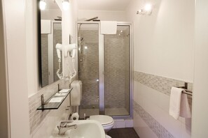 Shower, free toiletries, hair dryer, bidet - Elios Rooms (Catania)