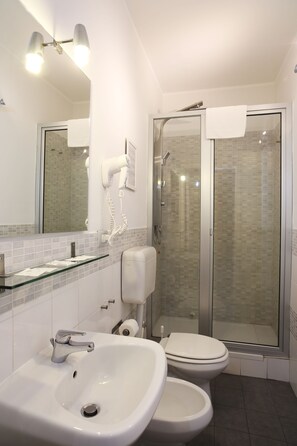 Shower, free toiletries, hair dryer, bidet - Elios Rooms (Catania)
