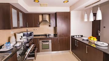 Full-size fridge, microwave, oven, stovetop