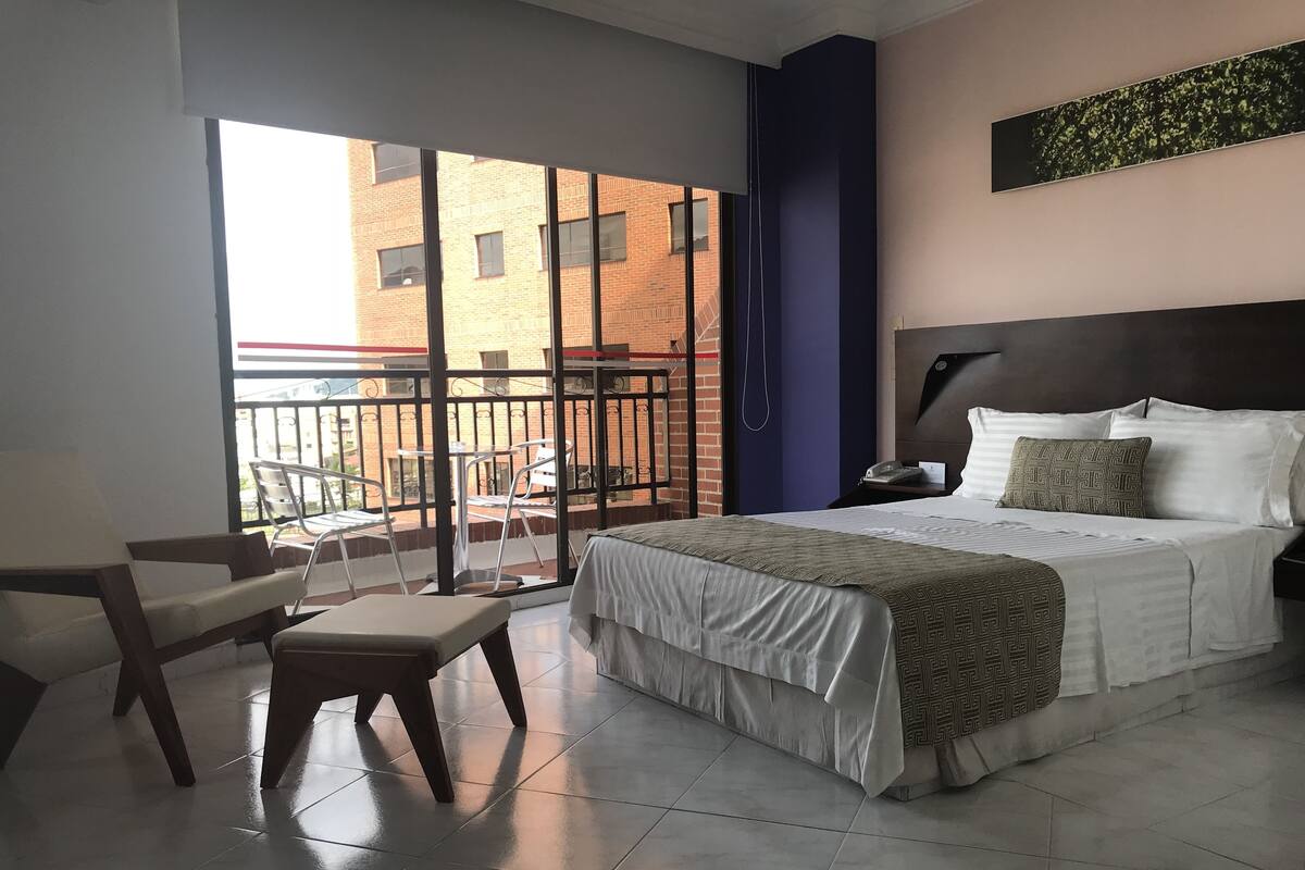 Single Room | Minibar, in-room safe, desk, free cots/infant beds