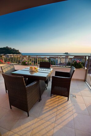Terrace/patio - Hotel Petrovac (Petrovac)