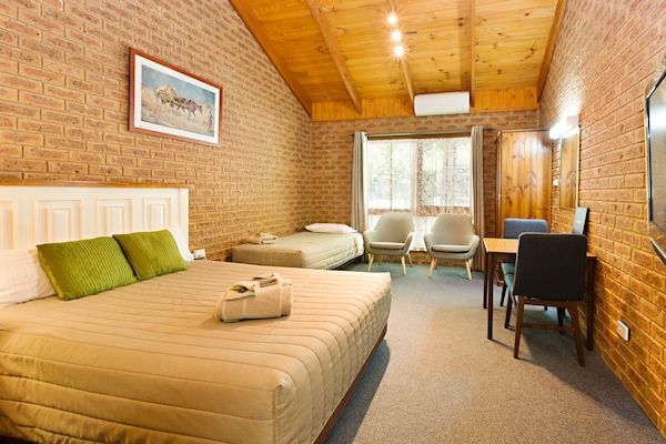 Executive Twin Room | Premium bedding, iron/ironing board, free WiFi, bed sheets