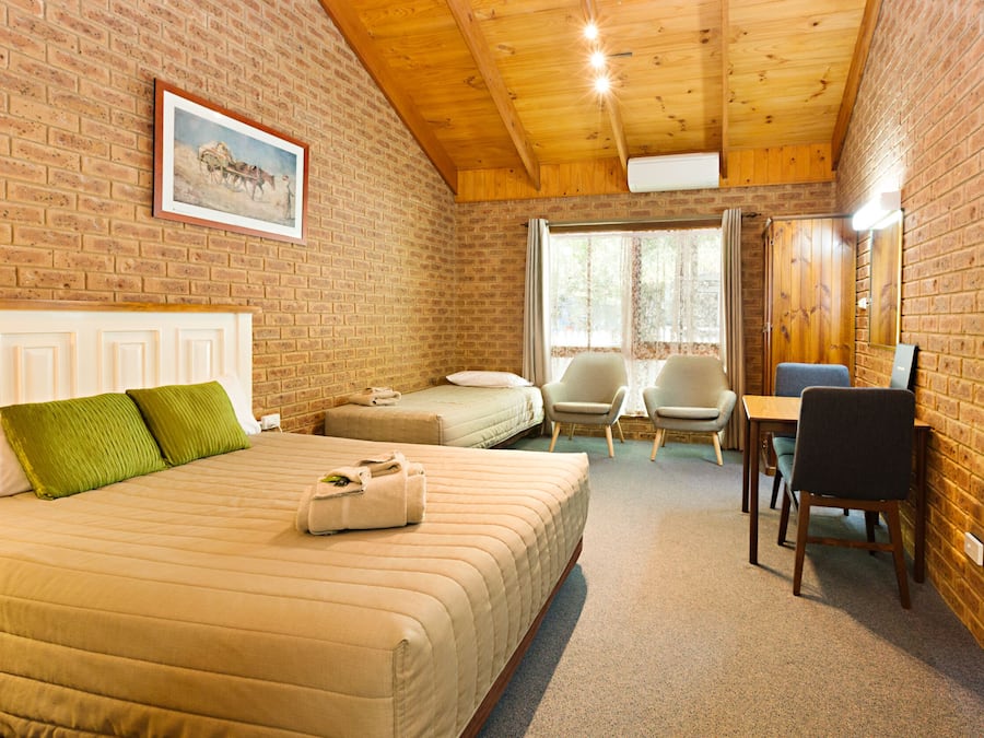 Executive Twin Room | Premium bedding, iron/ironing board, free WiFi, bed sheets