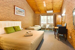 Executive Twin Room | Premium bedding, iron/ironing board, free WiFi, bed sheets