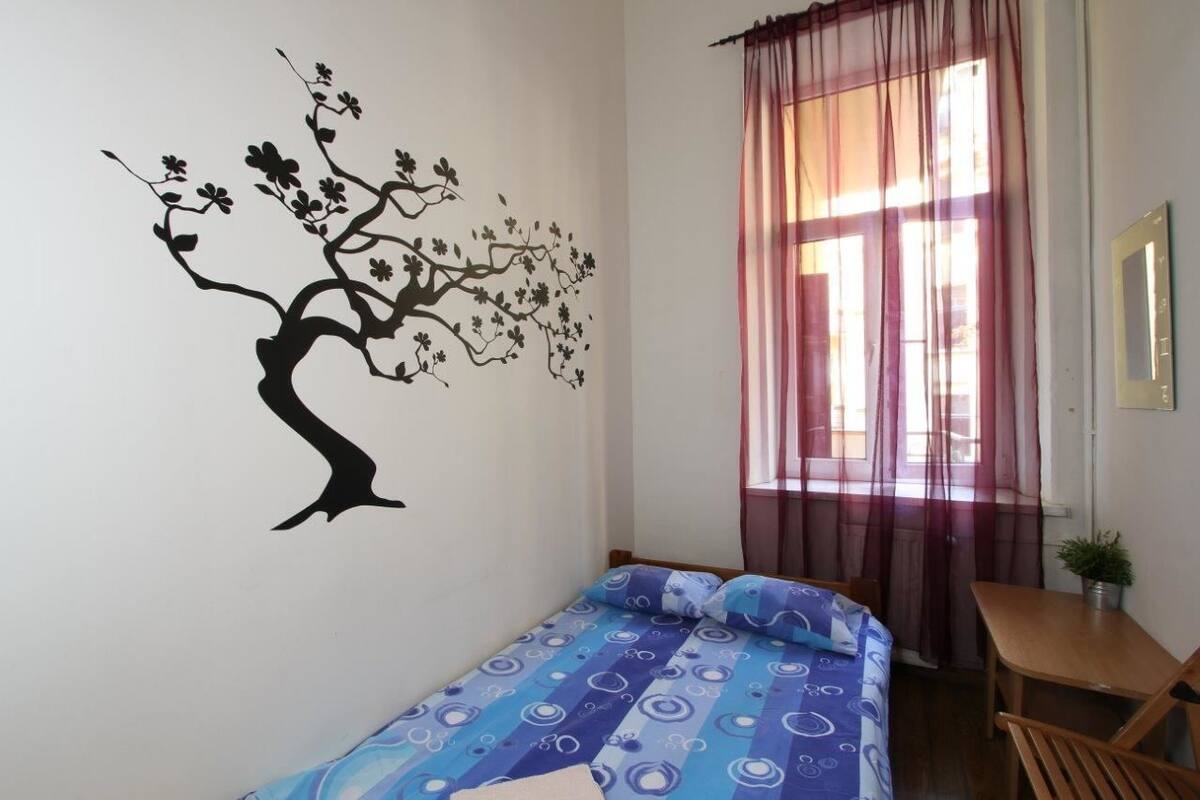 Single Room | In-room safe, iron/ironing board, rollaway beds, free WiFi