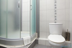Double Room, Balcony | Bathroom | Shower, towels, shampoo - Vila Senjak (Belgrade)