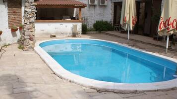 Piscina externa, funciona das 7h às 23h, guarda-sóis, espreguiçadeiras