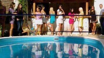 Bar junto a la piscina
