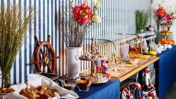 Daily buffet breakfast (PLN 25 per person)