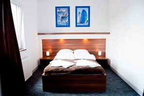 Een bureau, verduisterende gordijnen, een strijkplank/strijkijzer